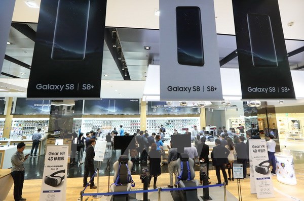 Điện thoại Galaxy S8 và S8 Plus trưng bày tại trụ sở của Samsung ở Seoul ngày 19/4. 