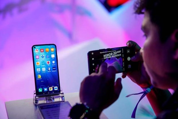 Bloomberg: Doanh so dien thoai cua Huawei co the sut giam toi 60% hinh anh 1