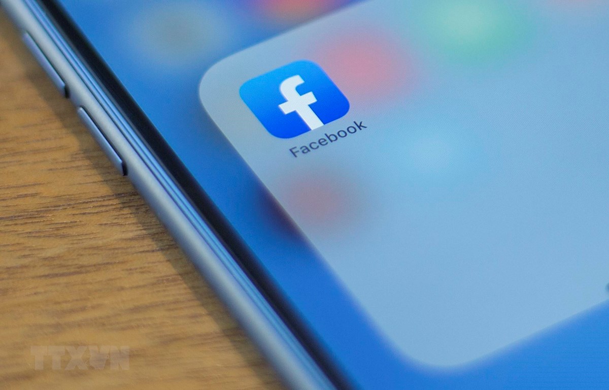 Biểu tượng Facebook trên màn hình điện thoại. (Ảnh: AFP/TTXVN)